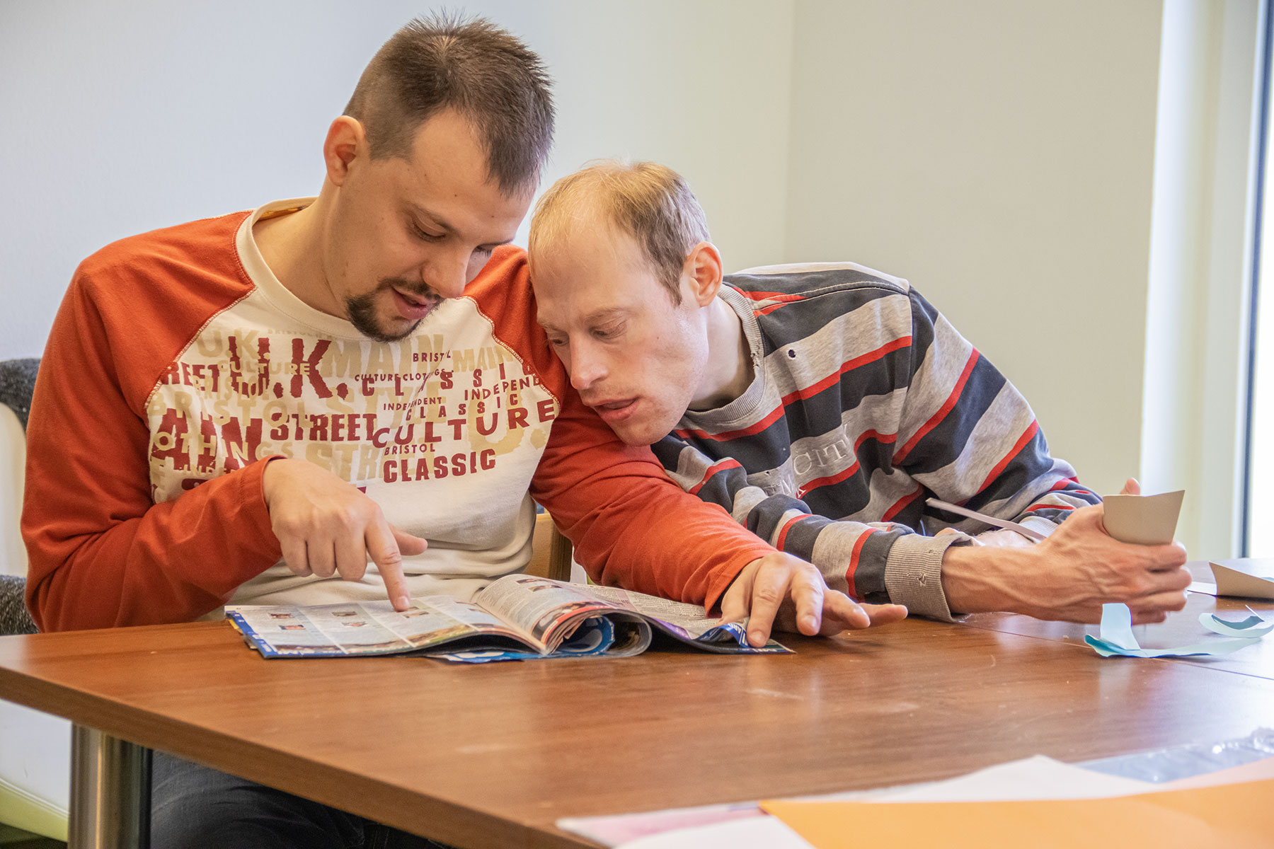 Bewohner lesen Zeitschrift